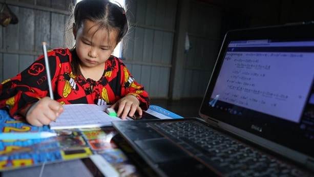 A girl's studying through  electronic device.